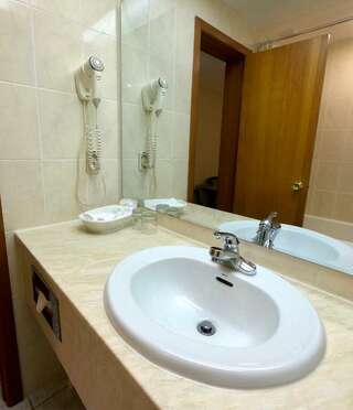 Гостиница Сахалин Саппоро Южно-Сахалинск Номер студия с 2 односпальными кроватями-9